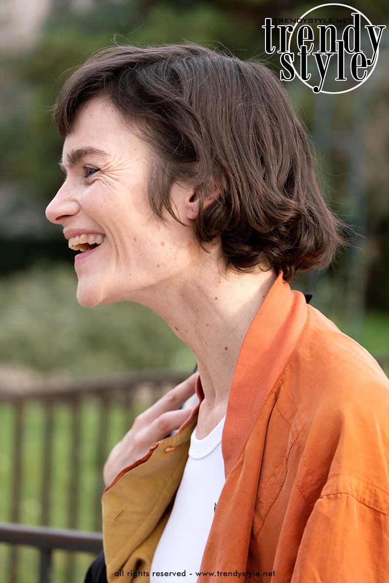 Korte French bob met micropony geïnspireerd op Amélie Poulain, gedragen door een volwassen model op de catwalk van Lanvin. Foto Charlotte Mesman