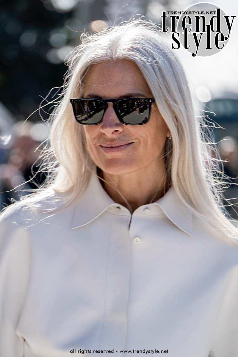 Lang haar kan heel mooi zijn als je haar zilverkleurig is geworden. Foto Charlotte Mesman