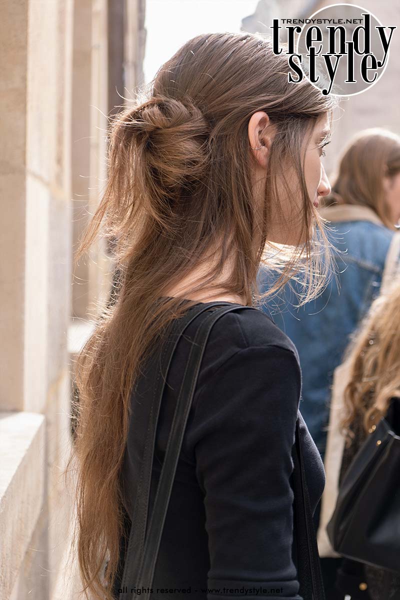 Romantisch opgestoken kapsel bij Celine. Foto Charlotte Mesman