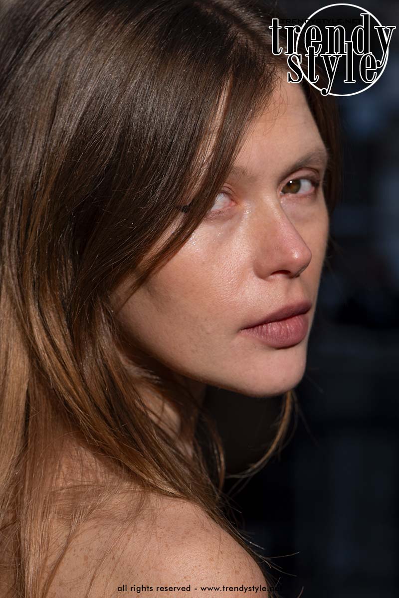 Lang los haar met zijscheiding en haarklem bij de Paris Fashion Week. Foto Charlotte Mesman