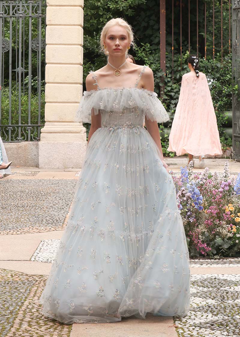 Licht getoupeerd kapsel met vlecht en ingevlochten wit lint op de catwalk van zomer 2026 in Milaan. Photo courtesy of Luisa Beccaria