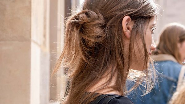 Romantisch opgestoken kapsel met losse lokken geïnspireerd op Bridgerton-stijl tijdens Fashion Week 2026. Foto Charlotte Me