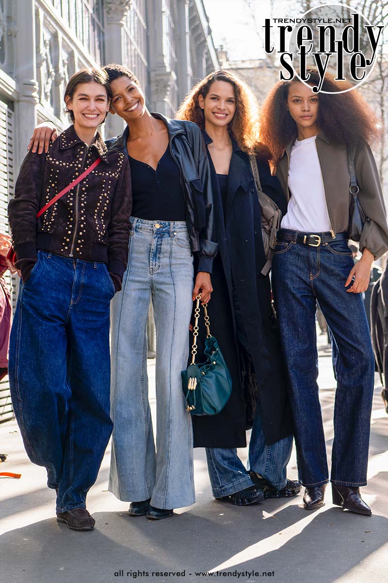 Van barrel jeans tot high rise en wide leg. Modellen in spijkerbroek tijdens de Paris Fashion Week. Foto Charlotte Mesman