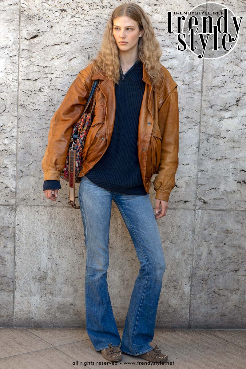 Extra lange jeans met flared pijpen. Foto Charlotte Mesman