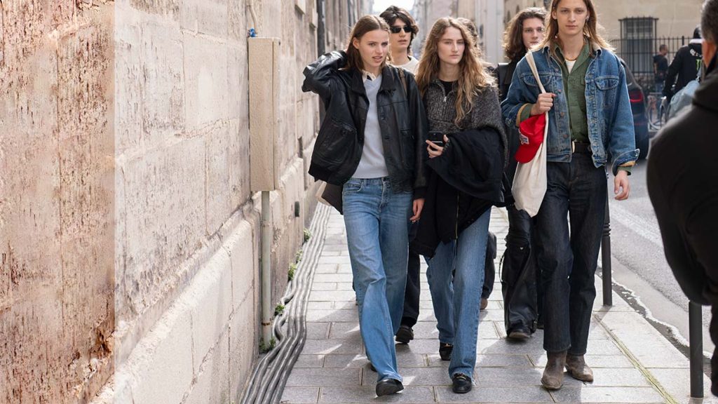 Jeans trends 2026: deze modellen en stylingtrucs zie je nu overal. Foto Charlotte Mesman