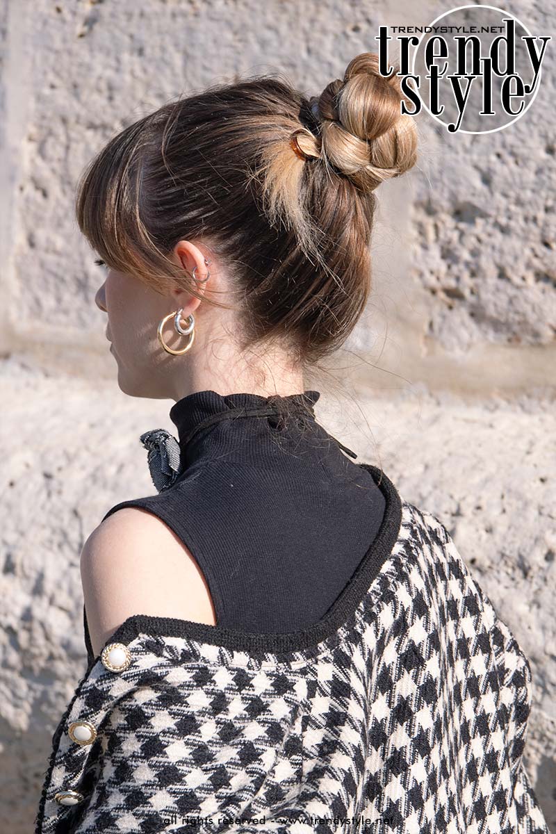 Gevlochten hoge knot met gordijntjespony. Foto Charlotte Mesman