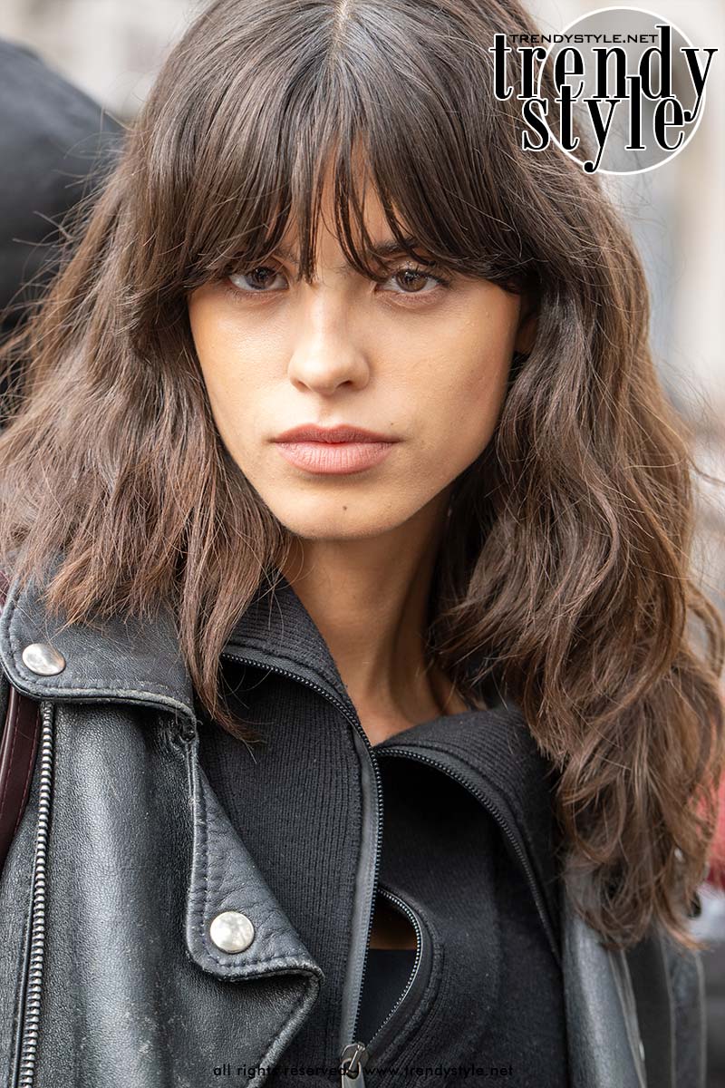 Textured shaggy lob met curtain bangs voor lang gezicht. De waves voegen breedte toe en de curtain bangs maken het voorhoofd korter. Foto Charlotte Mesman