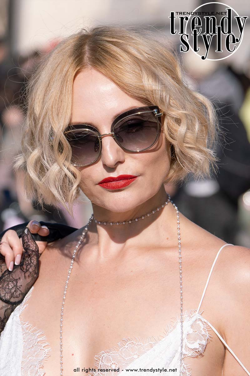 Korte, golvende bob (wavy bob / soft French bob) brengt een hartvormig gezicht in balans. Foto Charlotte Mesman