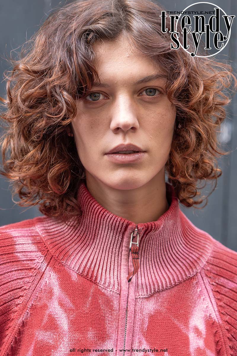 Volumineus krullend bob-kapsel. Benadrukt natuurlijke balans van het gezicht. Foto Charlotte Mesman