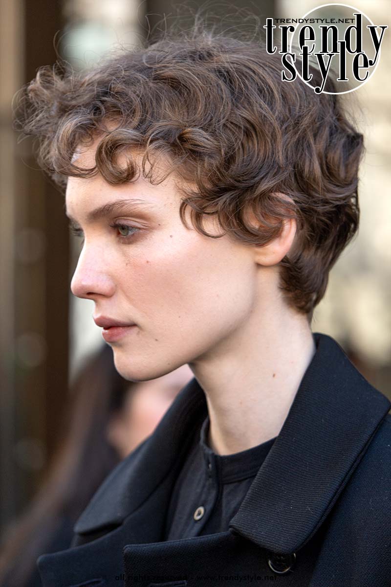 Halo cut krullend haar dames 2026. Foto Charlotte Mesman