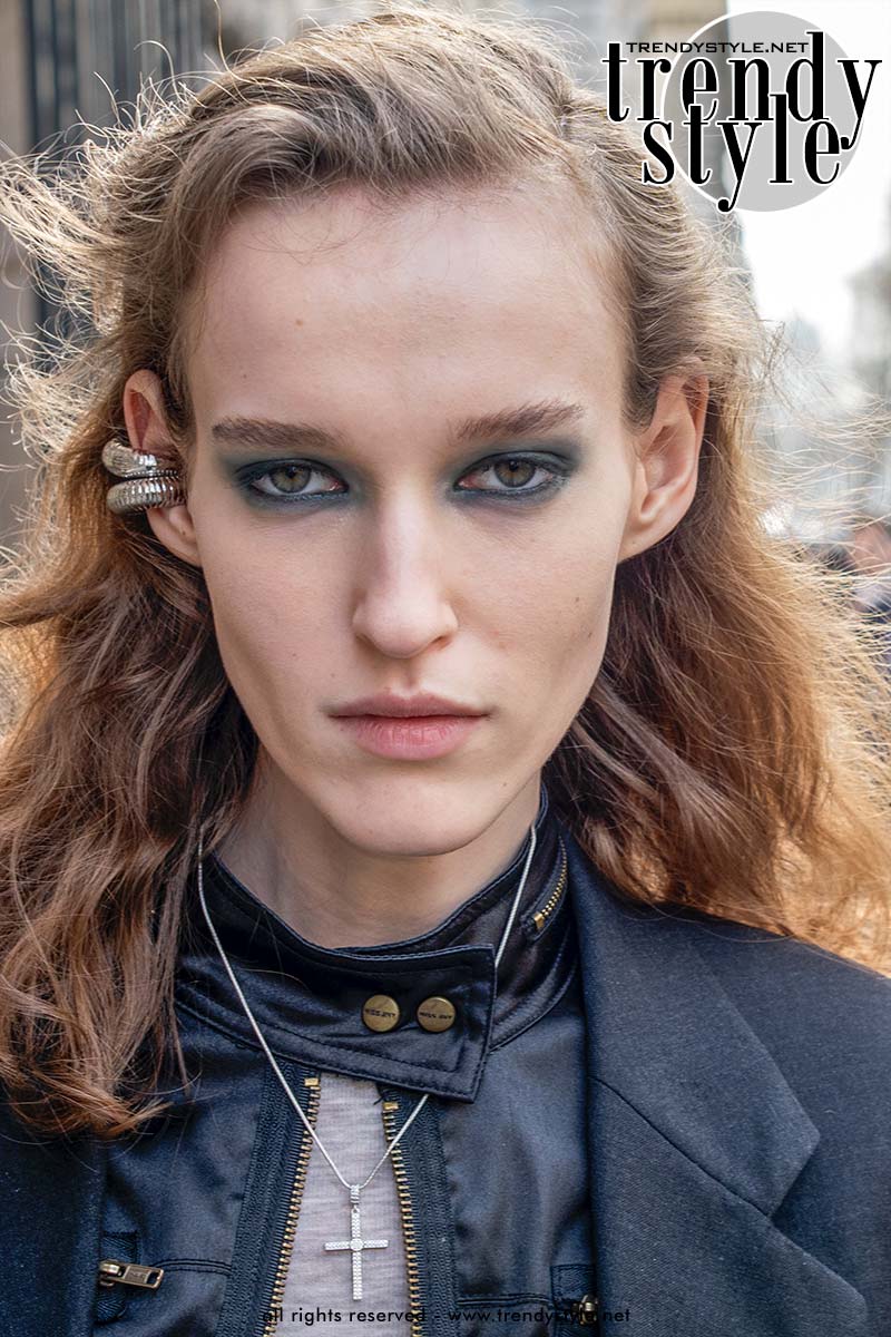 De comeback van make-up voor herfst winter 2026. Smokey eyes bij Hermès. Foto ADVERSUS