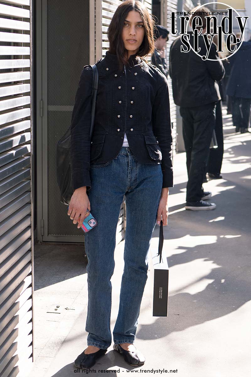 Fashion model met militair jasje tijdens de Paris Fashion Week. De dubbele rij knopen maakt je romp visueel smaller. Foto Charlotte Mesman