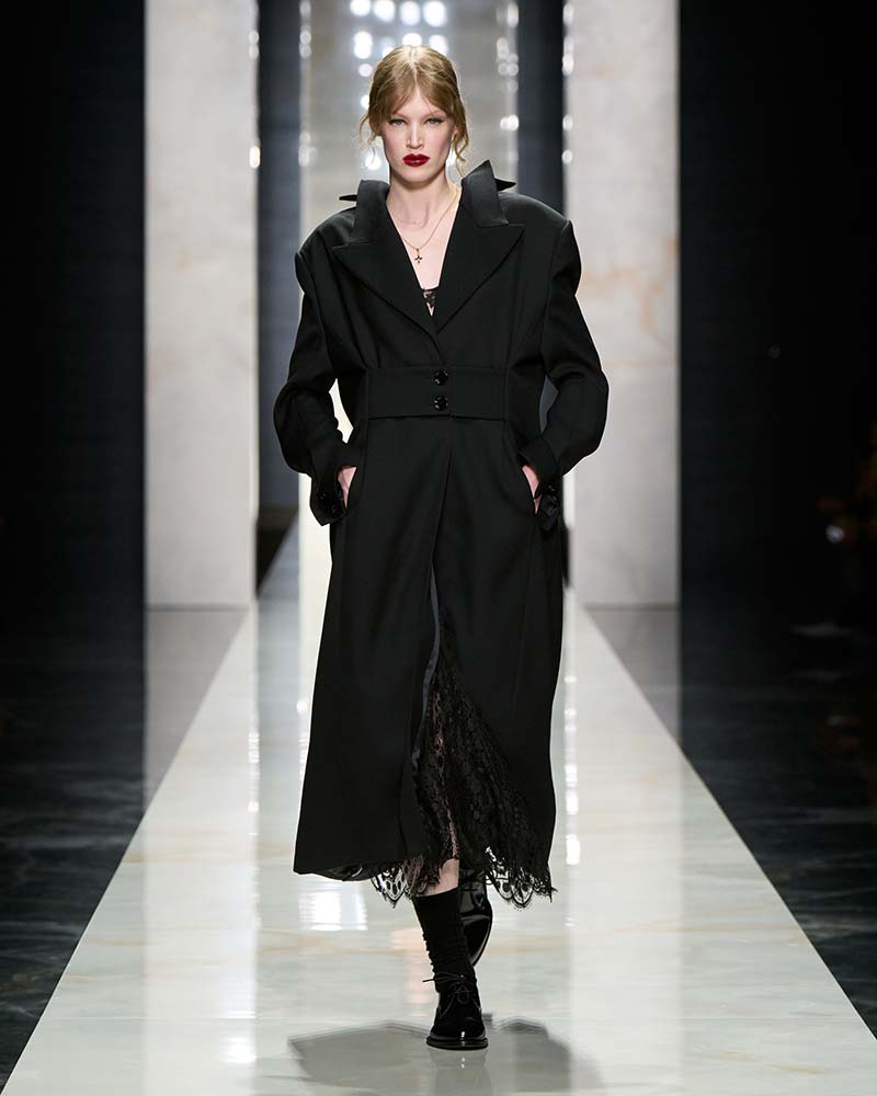 Redingote op de catwalk van Dolce & Gabbana. Invloeden uit het verleden in de mode. Photo courtesy of Dolce & Gabbana