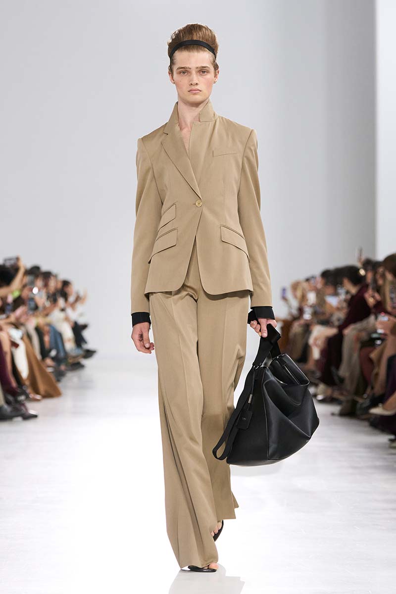 Monochrome looks. Van top tot teen in één kleur. Photo courtesy of Max Mara