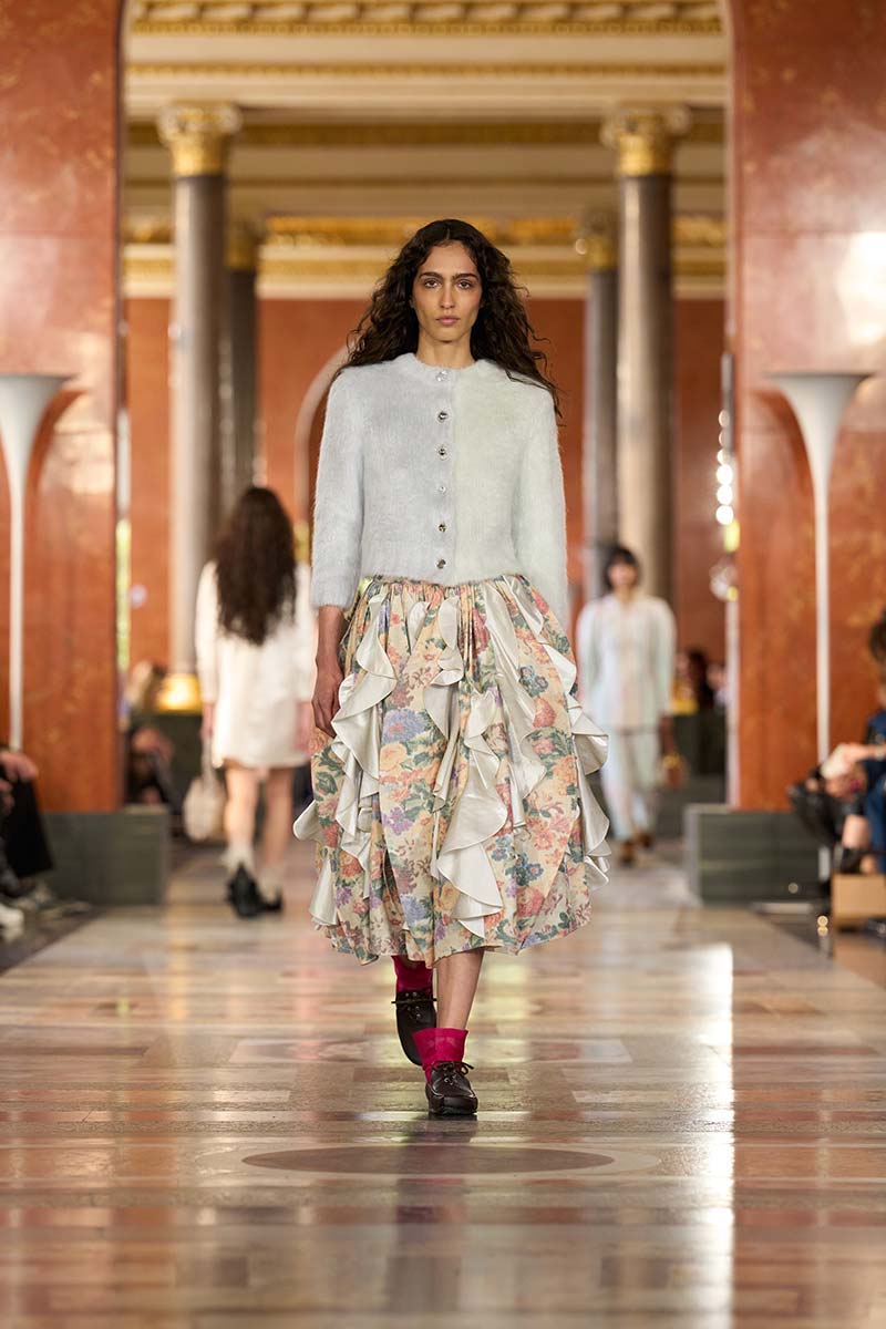 Romantische rok met bloemenpatroon. Photo courtesy of Louis Vuitton