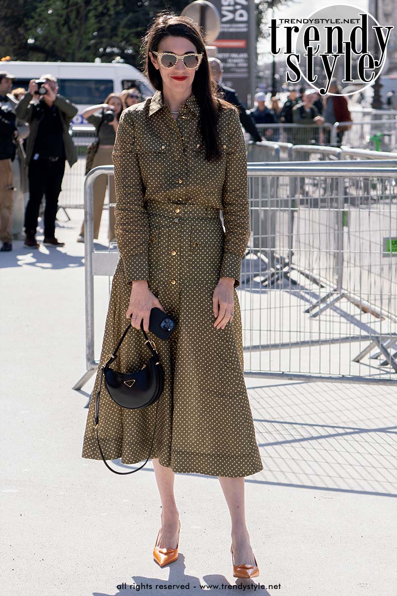 Jurken met stippen en slingbacks. Foto Charlotte Mesman