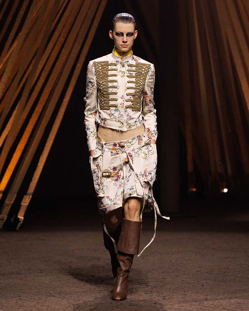 Militair jasje met bloemenprint op de catwalk McQueen. Photo courtesy of McQueen