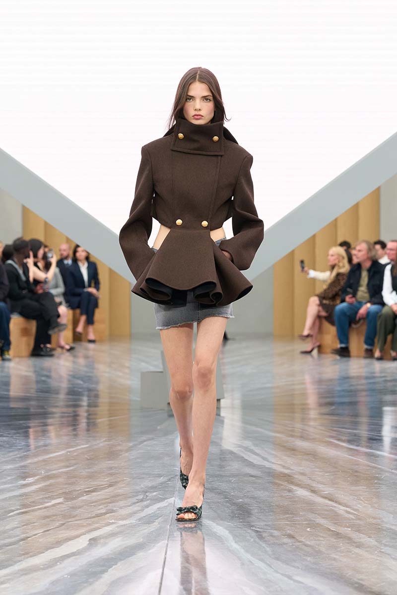 Militair jasje met cut-out details op spijkerrokje bij Dior. Photo courtesy of Dior