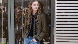 Het militaire jasje (Napoleon jacket) is een mode must-have voor 2026. Foto Charlotte Mesman