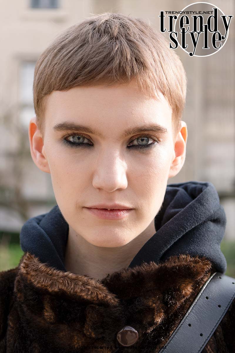 De boyish ultra-short pixie crop. Op deze foto: Nederlands topmodel Ilya Vermeulen. Foto Charlotte Mesman