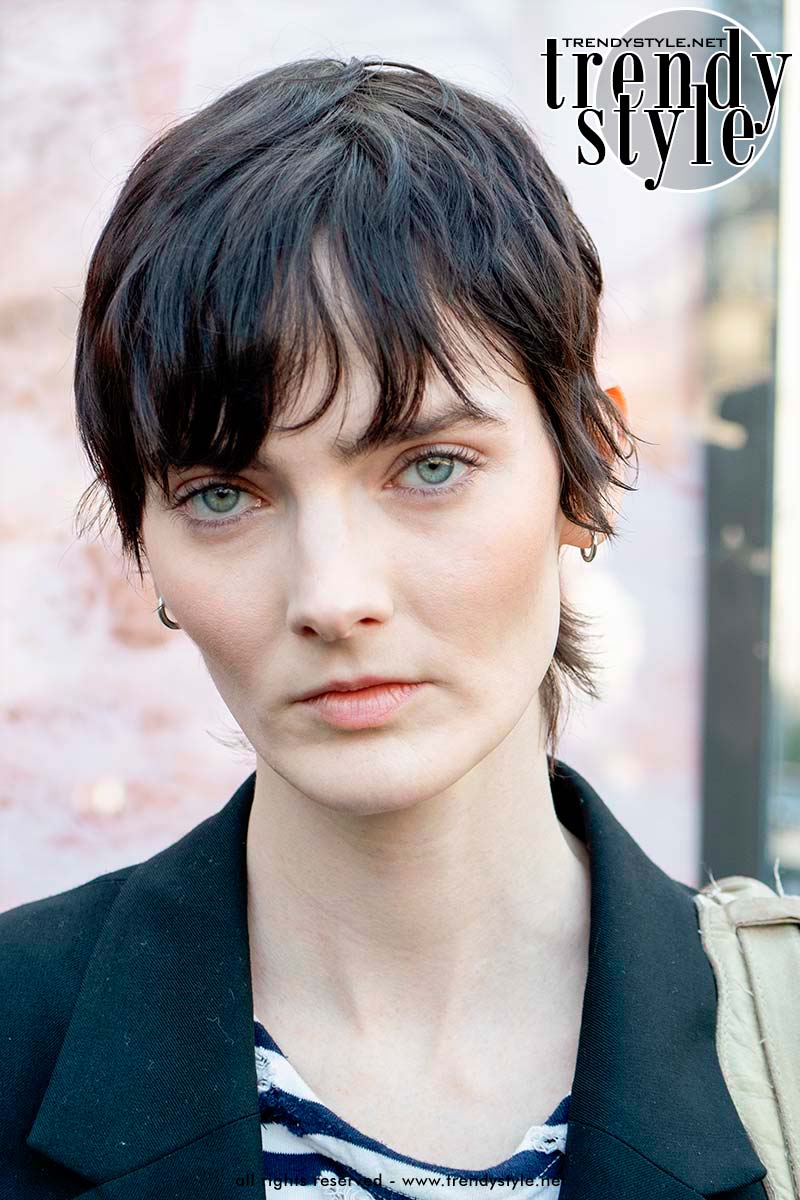 De soft textured pixie met curtain bangs. Foto Charlotte Mesman