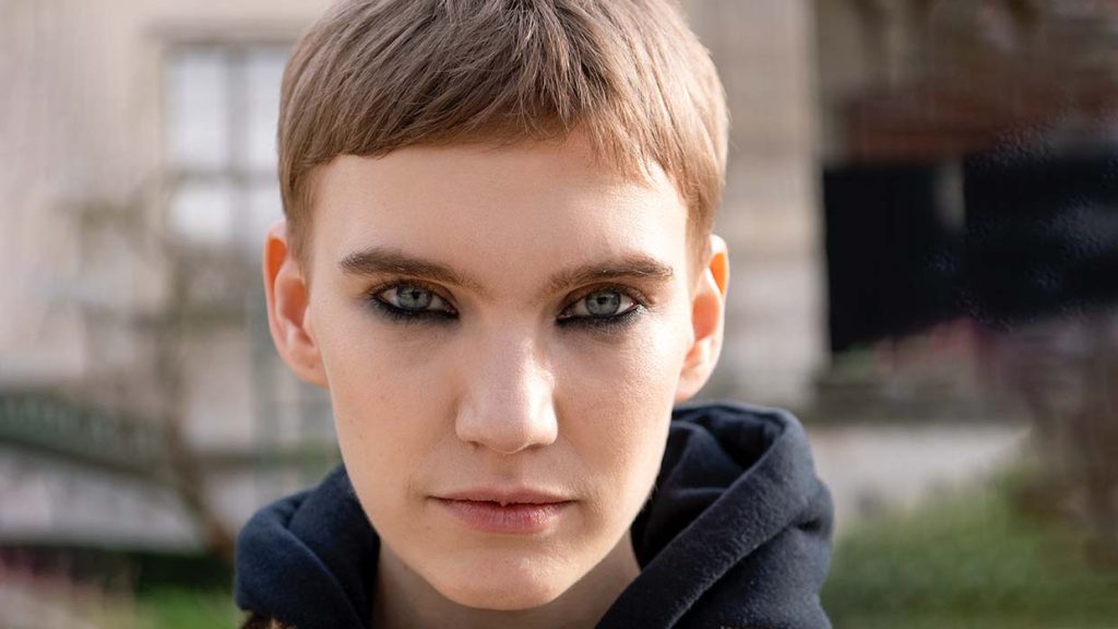 Deze 5 pixie cuts voor 2026 zijn allemaal even mooi. Nederlands topmodel Ilya Vermeulen. Foto Charlotte Mesman