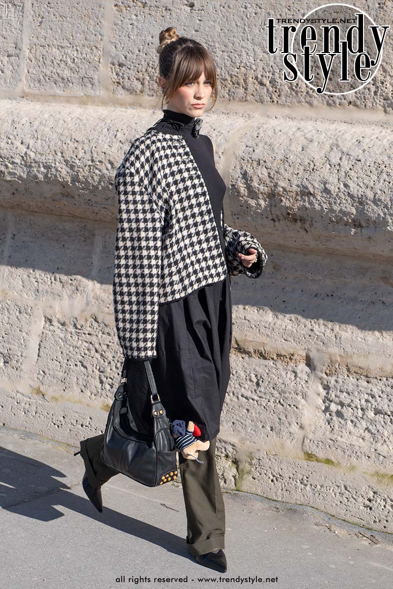 Update je lentelook van 2026 met ruiten, de ultieme modetrend. Op deze foto: Mary Cavallo. Foto Charlotte Mesman