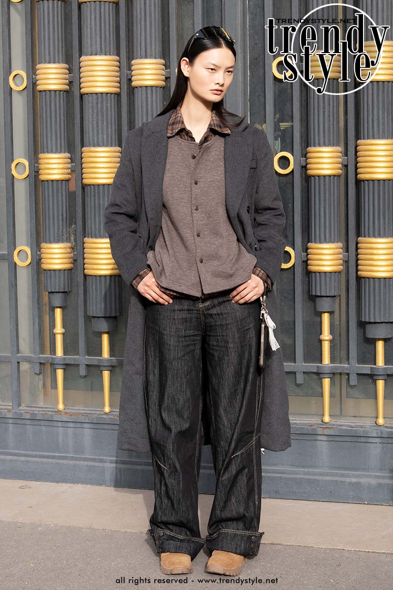 Donkere wijde spijkerbroeken voor een geklede look. Foto Charlotte Mesman