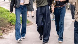 Barrel jeans (in het midden) geven je look direct meer pit en een hoger fashion gehalte. Foto Charlotte Mesman