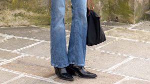 Welke schoenen draag je onder een bootcut jeans. Foto Charlotte Mesman