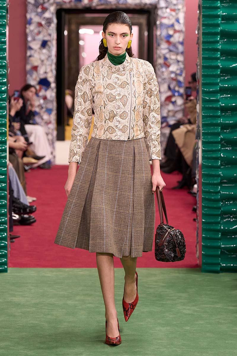 Een strakke coltrui onder een ritsjasje, met focus op layering. Photo courtesy of Acne Studios