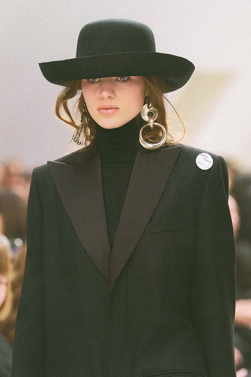 Elegante look met een aansluitende coltrui onder een lange jas, gestyled in een ton-sur-ton kleurenpalet. Photo courtesy of Celine