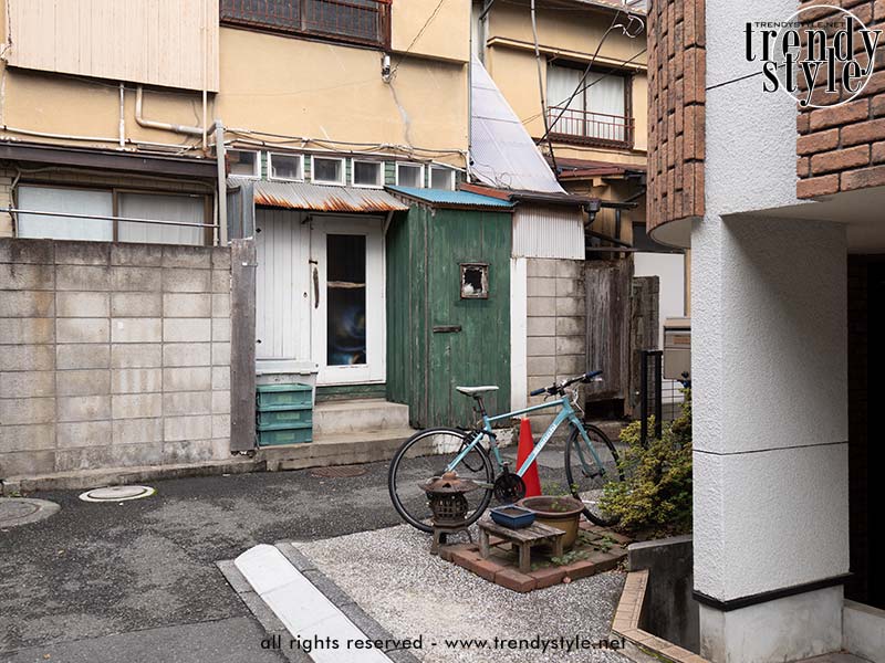 In dit straatje in Daikanyama hoorden we de vogels fluiten. Foto Charlotte Mesman