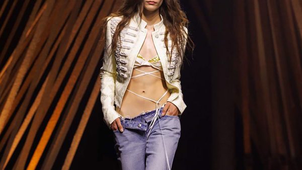 Lage taille jeans met militair jasje, denim trend voor lente zomer 2026. Photo courtesy of Alexander McQueen