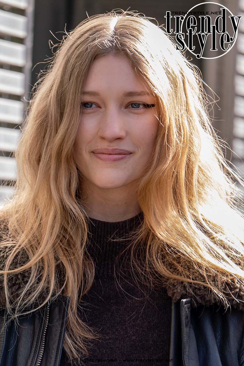 Apolline Rocco Fohrer met eyeliner block look bij Courrèges tijdens de Paris Fashion Week. Foto Charlotte Mesman
