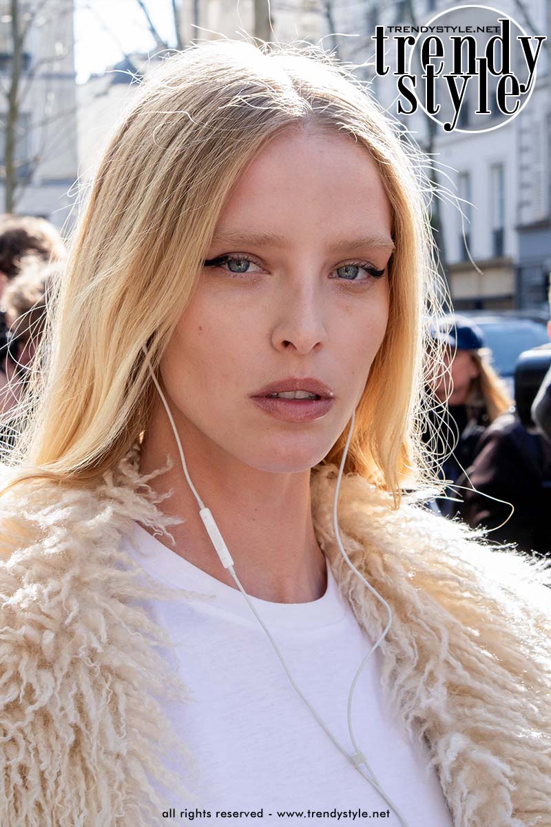 Topmodel Abby Champion bij Courrèges winter 2026 met een grafische eyeliner. Close up. Foto ADVERSUS