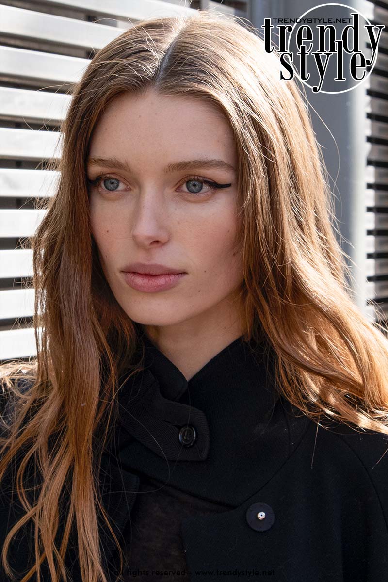 Stella Hanan bij Courrèges herfst winter 2026 2027 met block eyeliner look. Foto ADVERSUS