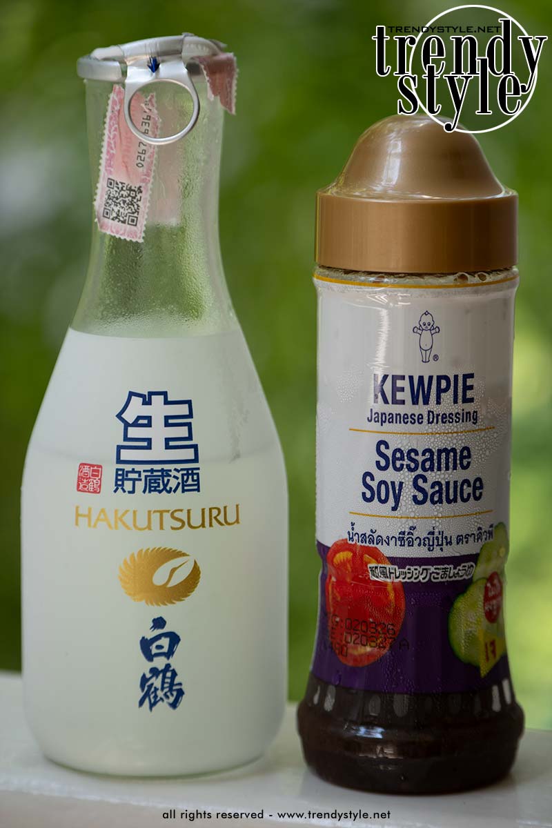 Sake en Kewpie sesamsaus als ingrediënten voor Japanse dieetkip uit Tokio. Foto Charlotte Mesman