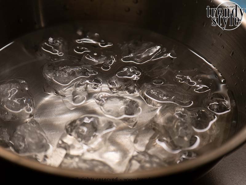 Gekookte dieetkip wordt afgekoeld in ijswater voor een sappig resultaat. Foto Charlotte Mesman
