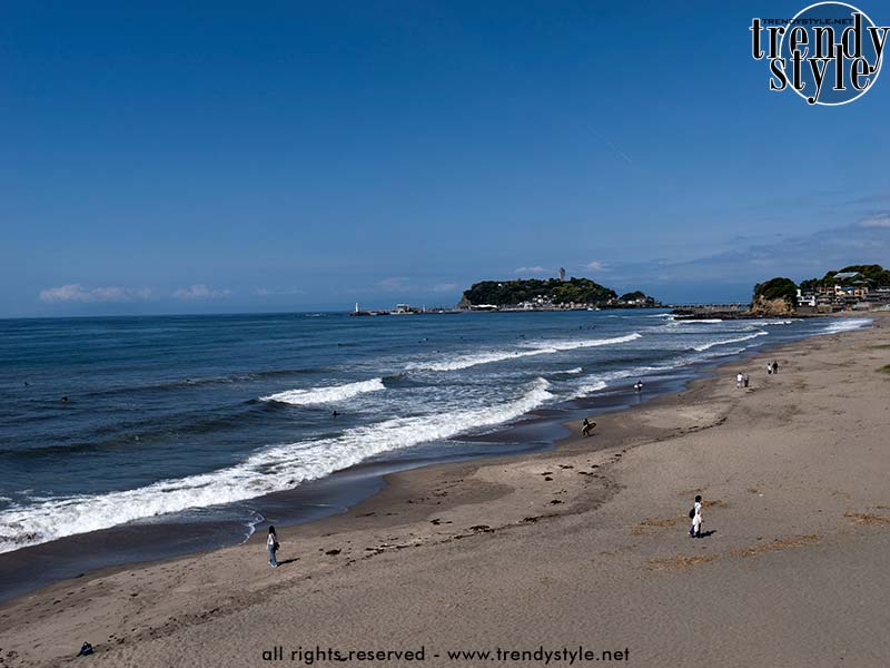 Zicht op Shichirigahama Beach en het Enoshima-eiland. Foto Charlotte Mesman