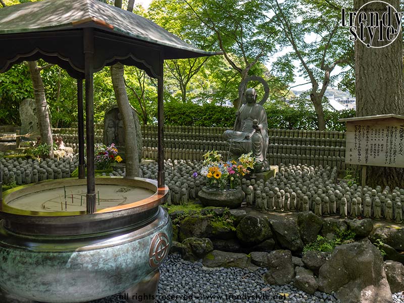 Jizō-beeldjes bij de Hase-dera tempel. Foto Charlotte Mesman
