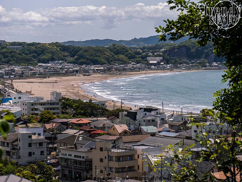 Uitizicht op vanaf het Ocean View Path op Yuigahama Beach en de daken van Hase. Foto Charlotte Mesman