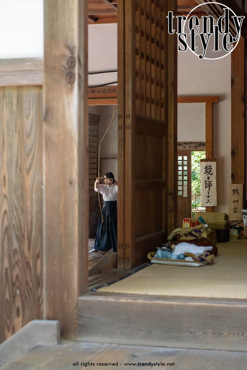Japanse vrouw in traditionele kleding beoefent kyūdō in een houten tempelruimte van de Engaku-ji tempel in Kita-Kamakura. Foto Charlotte Mesman