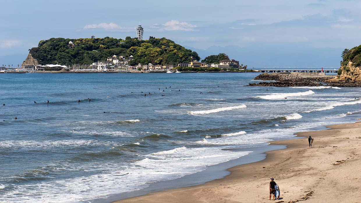 Shichirigahama Beach met Enoshima-eiland, Kamakura, Japan. De Fuji Mountain had zich achter de brug naar het eiland moeten aftekenen. Foto Charlotte Mesman