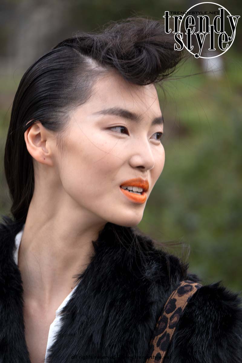 Model met sculpturaal gelkapsel en greasy haartextuur bij Mugler. Foto Charlotte Mesman