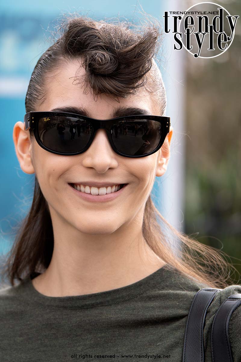Strak maar bewust ontregeld glossy kapsel als haartrend voor herfst winter 2026 2027. Foto Charlotte Mesman