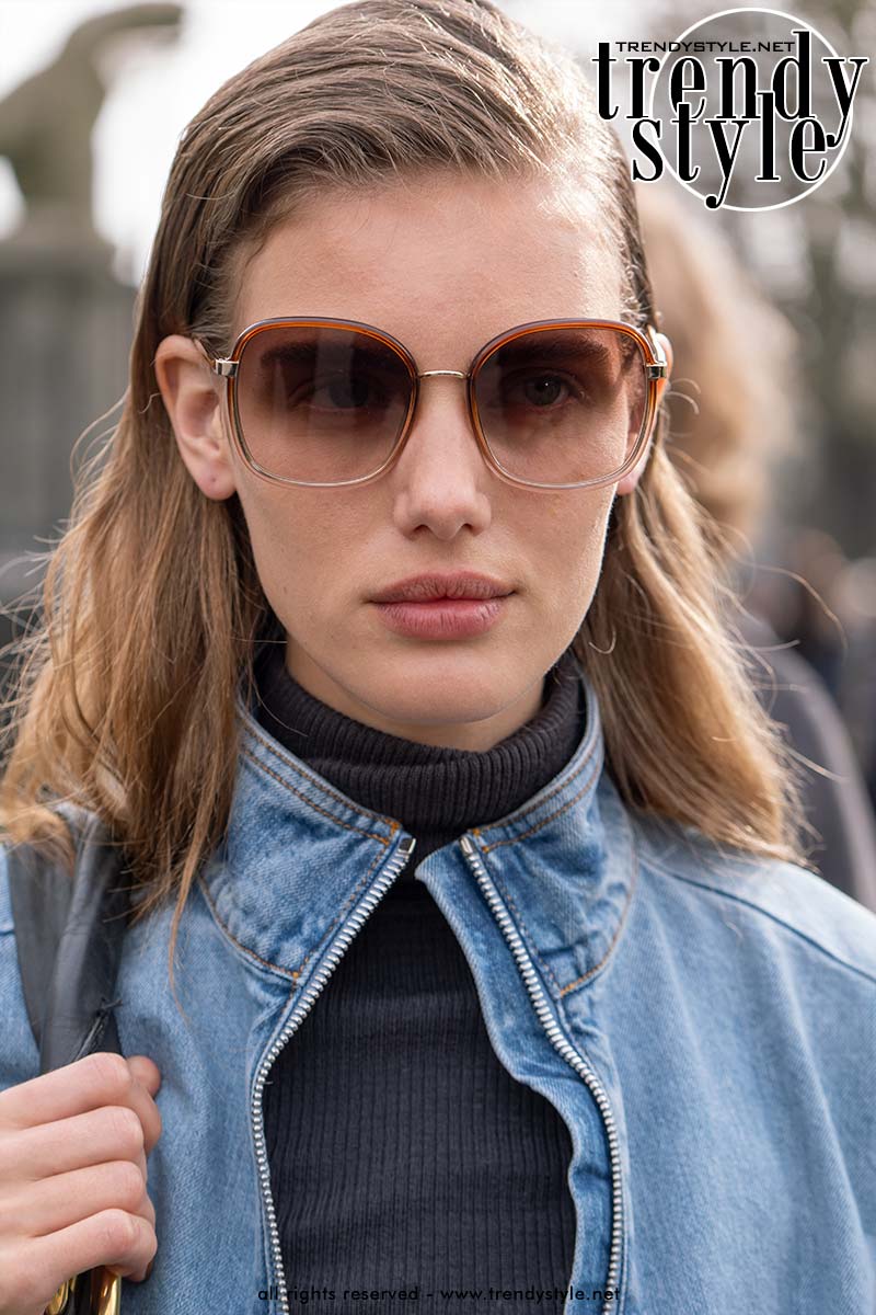 Model met asymmetrisch glossy kapsel en zichtbaar haarproduct bij Mugler herfst winter 2026 2027. Foto Charlotte Mesman
