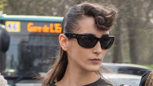 Rebelse glossy haarlook met natte textuur en sculpturale styling bij Mugler herfst winter 2026 2027. Foto Charlotte Mesman