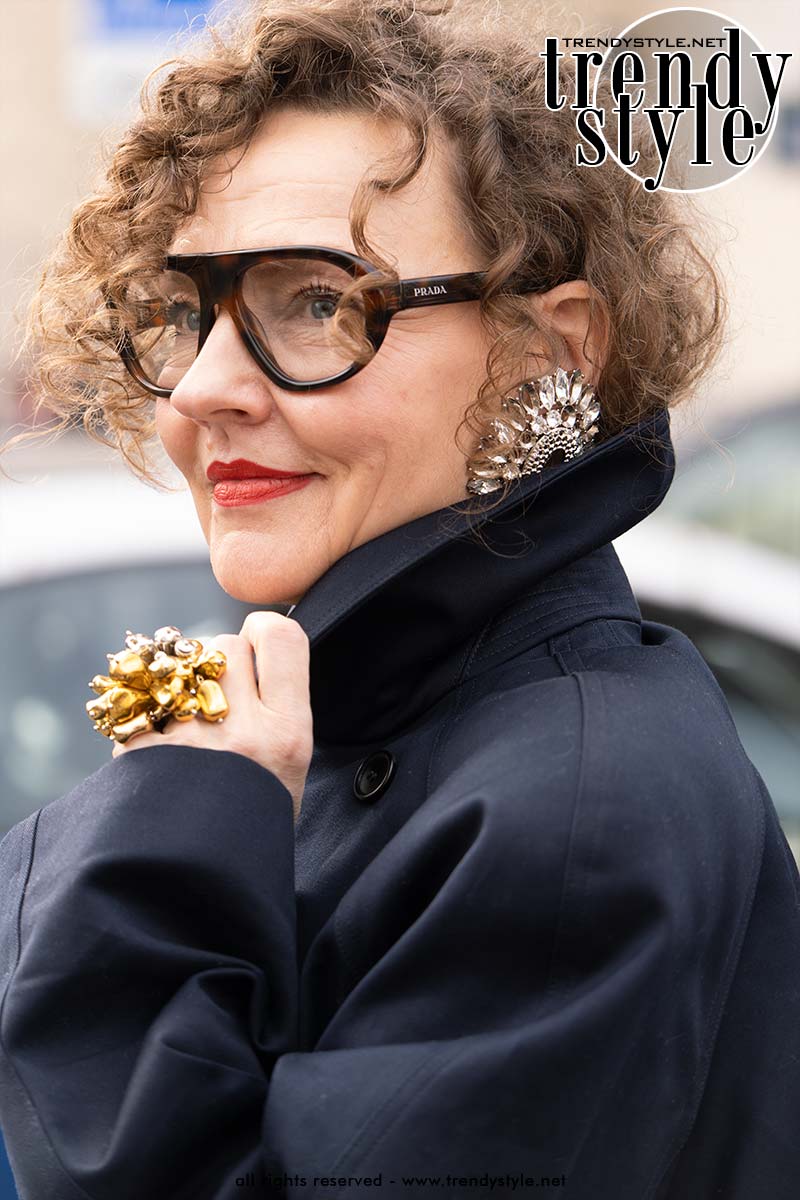Stijlvolle gast tijdens de Paris Fashion Week met kort krullend haar – een zelfverzekerde look die laat zien hoe mooi en modern korte krullen staan. Foto Charlotte Mesman