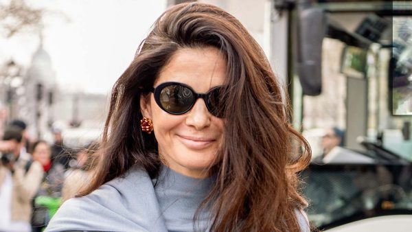 Charmante vrouw tijdens de Paris Fashion Week met lang, volumineus haar – bewijs dat weelderig lang haar na je vijftigste meer dan ooit een statement is. Foto Charlotte Mesman